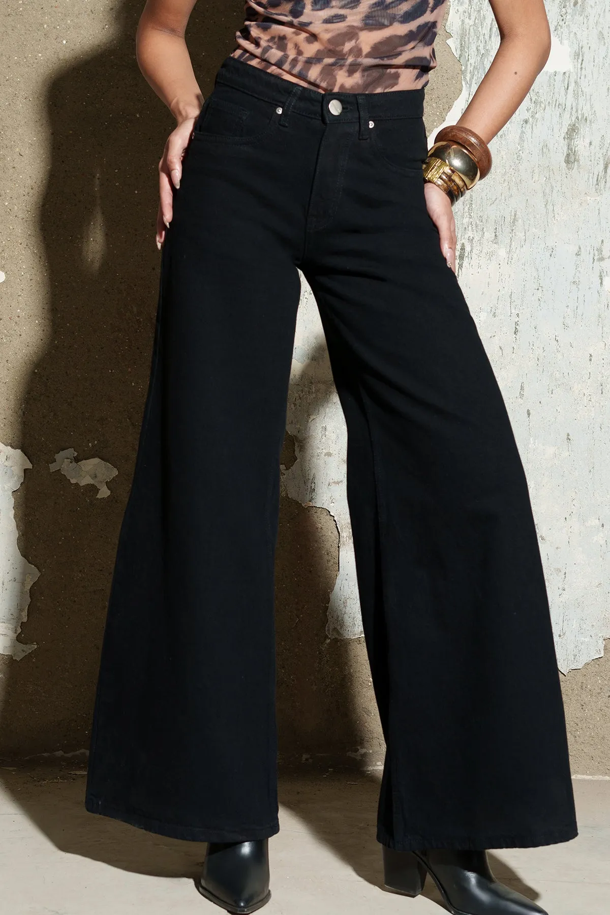 Intense Black Trunk Fit Jeans